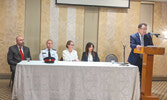 (На фото, справа налево): Советник Джеймс Пастернак и офицеры полиции Торонто: детектив Киран Бисла, суперинтендант Кэтрин Стефенсон, инспектор Пол Ринкофф, детектив-сержант Джейсон Бартлет.