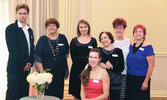 Зелина Искандерова (слева) и организаторы и участники вечера