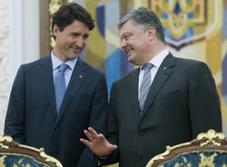 По итогам визита премьер-министра Трюдо  президент Порошенко (на фото) сообщил, что Канада намерена смягчить визовой режим для граждан Украины...