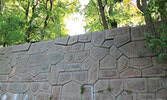 Стена, сложенная из блоков резаного гранита весом до 2-х тонн каждая...