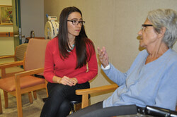 На фото: Анна Грунина с пациентами Пьеретт Надо и Гарри Вайнстейном. 
Photo credits of Kelly Connelly /Baycrest Health Sciences