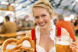 Bavarian Village - здесь все будет аутентично, от полагающихся на празднике аттракционов для детей и взрослых, до традиционных аппетитных деликатесов: сосисок, шницелей, штруделей и других угощений...