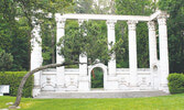 Живописный Guild Park в Скарборо, богатый скульптурами, арками и другими предметами архитектуры 