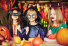 Используйте свое воображение, чтобы создать в семейной мастерской фонарь и жуткую маску на Хэллоуин - отличное занятие для детей 6 лет и старше...