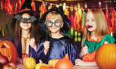 Используйте свое воображение, чтобы создать в семейной мастерской фонарь и жуткую маску на Хэллоуин - отличное занятие для детей 6 лет и старше...