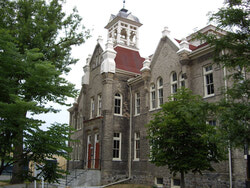 Aurora Cultural Centre, старинное здание с впечатляющей викторианской архитектурой, было построено в 80-е годы девятнадцатого века...