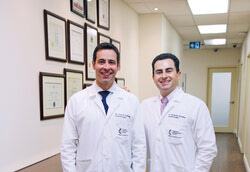 Toronto Dermatology Centre. Д-р Анатолий Фрейман (на фото - слева) и д-р Бенджамин Баранкин, первые русскоязычные врачи-дерматологи в городе, основали эту клинику около 10 лет назад. Сегодня здесь ведут прием восемь высококлассных специалистов в областях дерматологии и косметологии. 
Читайте стр.12.