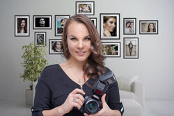 Olya's Vision Photography. Фотограф - человек, останавливающий прекрасные мгновения жизни. Проходят годы, а фотографии хранят след и воспоминания главных событий, наших интересов, друзей, жизни. Когда у человека есть красивый альбом с фотографиями, его показывают друзьям  и вспоминают о важных моментах жизни. Фотографии Оли чарующие, похожи на музыку, снятую в изображении. Читайте стр.12.
