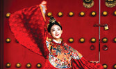 Женщина в традиционном китайском платье выступает в "Запретном городе" Пекине. Фотовыставка в Aga Khan Park.