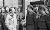 Дуглас с канадскими военными, 1945 год.