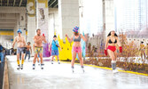 Веселое ежегодное мероприятие Polar Bear Skate на городском катке Bentway...