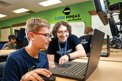 Как технологии помогают детям раскрыть способности. В Code Ninjas Woodbridge дети учатся не просто пользоваться технологиями, а создавать собственные игры, приложения и цифровые проекты. Программирование, робототехника, искусственный интеллект и шахматы помогают развивать логику, креативность, самостоятельность и уверенность в себе. Такой подход превращает экранное время в полезный Skill Time и знакомит детей с навыками, которые будут востребованы в будущем. Главная цель школы — помочь каждому ребенку раскрыть свой потенциал и стать уверенным создателем собственного цифрового будущего. Читайте стр.7.