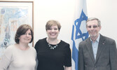 Слева направо: Майя Мастер, издатель "Русского Экспресса", Галит Барам, Генеральный консул Израиля в Торонто  и Западной Канаде, Александр Герштейн, журналист.
