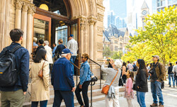 Doors Open Toronto 2026. Городской фестиваль 23–24 мая открывает для бесплатного посещения более 150 обычно недоступных зданий и пространств по всему Торонто. В этом году он проходит под слоганом «The World in a City», подчеркивая мультикультурный характер города в преддверии крупных международных событий. Посетители смогут увидеть исторические, промышленные, культурные и современные объекты, а также принять участие в экскурсиях и специальных программах. Фестиваль уже более 25 лет помогает жителям и гостям по-новому взглянуть на город 
и его скрытую архитектуру и историю. Читайте стр.7.