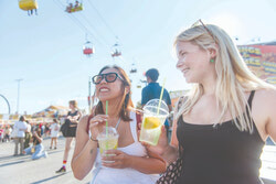 Приглашаются все! 16 августа в Торонто открывается юбилейная выставка Canadian National Exhibition. В программе этого грандиозного мероприятия, неизменно привлекающего десятки и сотни тысяч посетителей всех возрастов, широкий выбор аттракционов, выступления известных артистов, сельскохозяйственное шоу, кулинария на любой вкус и традиционная ярмарка. Отовсюду собираются на CNE люди, чтобы провести день в свое удовольствие! Подробнее о программе выставки, билетах и мероприятиях читайте в следующем выпуске. 