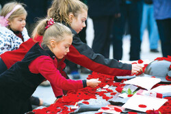 Remembrance Day. С каждым годом редеют ряды ветеранов, а тем, кто прошел Вторую мировую и Великую Отечественную, сегодня уже под 100 и более. Но каждый год в этот день встают они в строй вместе с павшими товарищами по оружию, которые героически сражались за мир и свободу... Читайте стр.4.