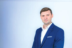 И где будем ставить запятую? В никогда не спокойном океане рынка недвижимости Большого Торонто бурный зимний шторм неожиданно сменился полным летним штилем. Надолго ли и чего нам ждать дальше? Не будем гадать на картах или кофейной гуще. Лучше обратимся с вопросами к специалисту. Наш сегодняшний гость - успешный риэлтор и финансовый консультант (Royal LePage Terrequity Capital Realty Inc., Brokerage) Таль Сивак. Читайте стр. 5. 
