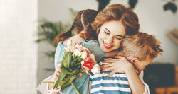 С праздником, дорогие мамы и бабушки! 14 мая по всей Канаде отмечается Mother’s Day. В городах больших и малых пройдет множество разнообразных мероприятий: выставки и концерты, традиционные чаепития и ярмарки. А самым приятным подарком в этот день будут преподнесенные от всего сердца цветы, изобилие которых встретит горожан на ежегодном Toronto Flowers Market (все подробности - в разделе “Новости Торонто”, стр.4).