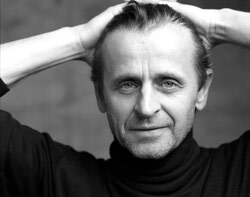 Остановленное мгновенье. Михаил Барышников, oдин из самых знаменитых балетных танцовщиков мира, давно увлекается фотографией. Поклонникам таланта великого мастера компания Show One Productions в партнерстве с Lighthouse Immersive приготовила замечательный подарок - в Торонто открывается выставка его фоторабот под названием Looking for the Dance - «В поисках танца»... Читайте стр. 5.