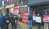 Демонстрация у входа в ресторан Antler в Торонто, где готовят блюда из свежей дичи