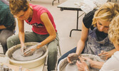 Каждое воскресенье в музее Гардинер проводятся мастерские по изготовлению поделок из глины...