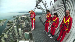 Телебашня CN Tower вновь приглашает любителей острых ощущений испытать свою смелость и надежность страховочной подвески, балансируя на краю металлической платформы шириной 1,8 метра, на высоте 356 метров. 