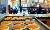 Wheelers Pancake House: Красивая бревенчатая кленовая сахарная хижина и блинная, расположенная в McDonalds Corners, Восточное Онтарио...
