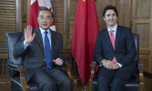 Премьер-министр Джастин Трюдо и министр иностранных дел Китая  Ван И. (Фото THE CANADIAN PRESS) 