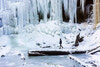 С замерзшими озерами, по которым можно кататься по льду, есть еще одно зимнее времяпрепровождение, которое делает сезон приятным - это красота замороженных водопадов нашей провинции...